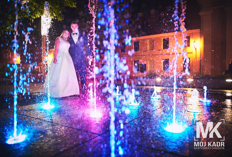 Zdjęcie ślubne w Zamościu na rynku wodnym 