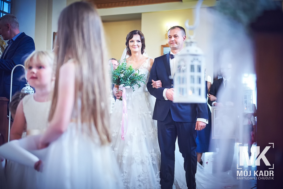Fotografia z wejście Pary Młodej do kościoła w Siennicy Różanej w powiecie Krasnostawskim.