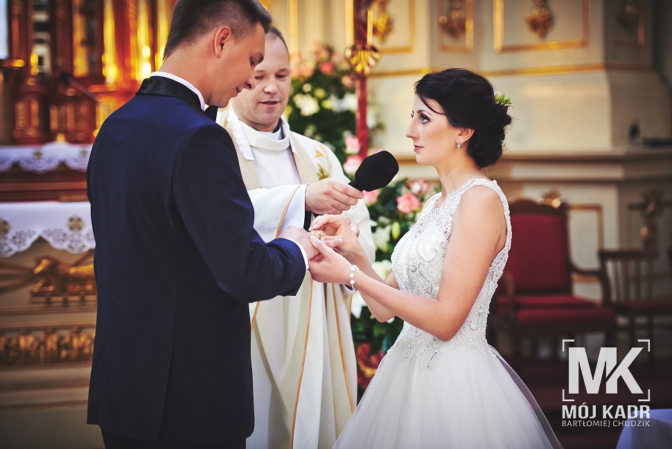 Ten najważniejszy moment w czasie ceremonii ślubnej, kiedy to Pani Młoda zakłada obrączkę Panu młodemu. Zdjęcie wykonane w kościele w Krasnymstawie.