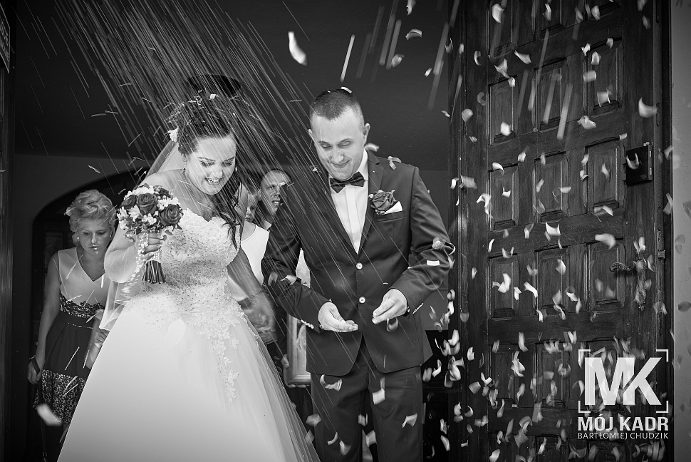 Fotografia z wyjścia Pary Młodej z kościoła w Izbicy pod Krasnymstawem