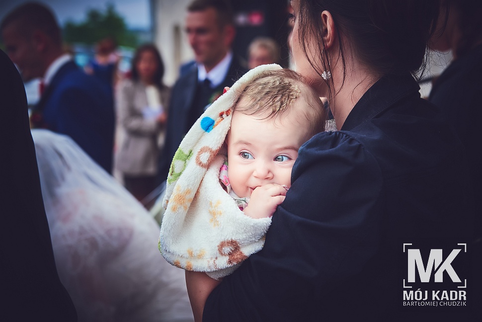 Fotografia najmłodszego z gości weselnych.