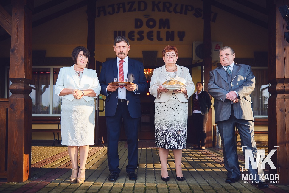 Przywitanie Młodych przez rodziców pod domemem weselnym Zajazd Krupski pod Krasnymstawem 