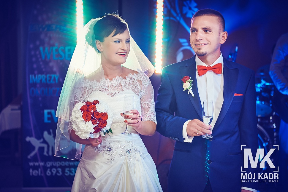 Fotografia z pierwszego toastu pary młodej w zajeździe Gajczyna pod Krasnymstawem