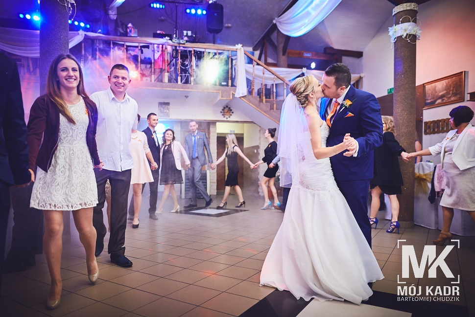 Fotografia pierwszego pocałunku pary młodej - Zajazd Krupski Krasnystaw 