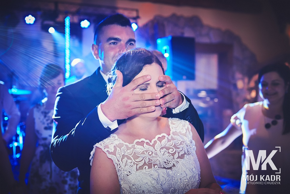 Rzucanie welonem przez panią młodą -  fotografia Miłocin.
