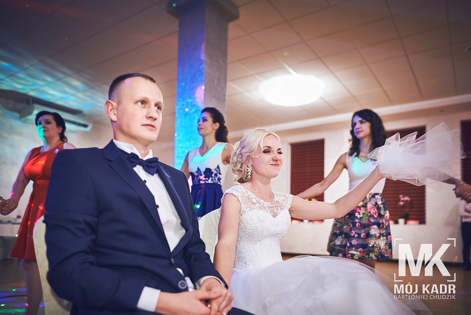 Rzucanie welonem przez panią młodą -  fotografia z Wiktori Krasnystaw