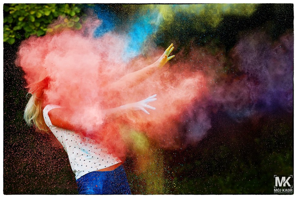 Fotograficzna sesja narzeczeńska - rzucanie proszkiem holi, festiwal kolorów - Lublin.