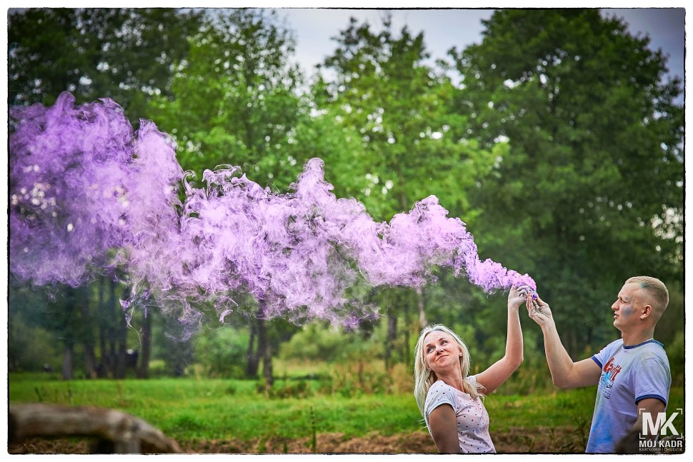 Zdjęcie narzeczonych trzymających świece dymne. Krasnostawskie plenery fotograficzne