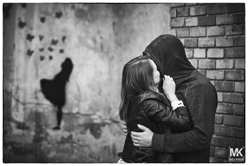 Fotograficzna sesja narzeczeńska - Zakochana całujaca się para.